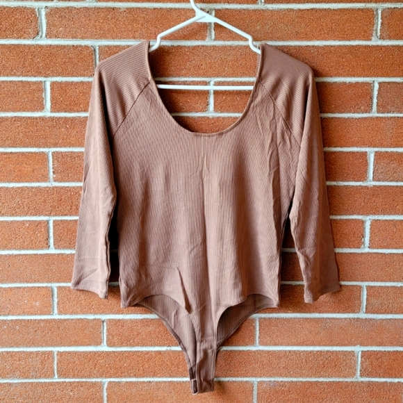 🌵2/$25🌵M Ribbed Bodysuit Banana Republic - Picture 2 of 5